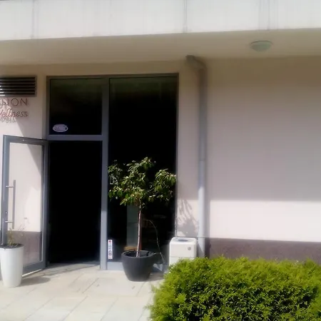 In Admiral Plaza דירה *