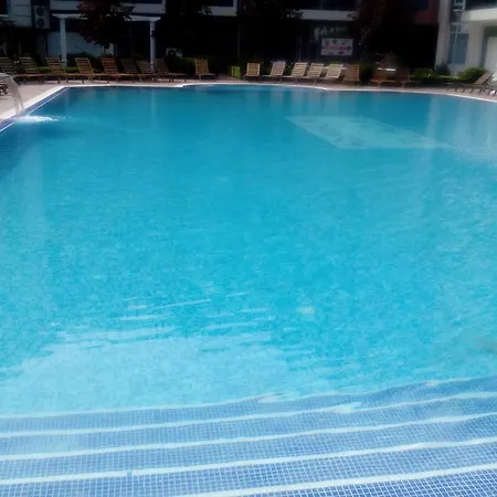In Admiral Plaza דירה